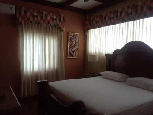 Spanish Dream Hotel (Kingston, Jamaica)*