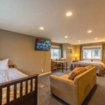 Banff Boundary Lodge – Mountain View Studio (Canmore, Canada)*
