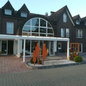 Mit dem Fahrrad entdecken Sie die Schönheiten der Urlaubsregion Emsland. Radeln Sie vorbei an ausgedehnten Moor- und Heidelandschaften