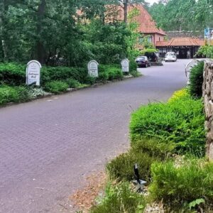 Erleben Sie erholsame Tage im charmanten Heidehotel Soltauer Hof am Stadtrand von Soltau in der wunderschönen Lüneburger Heide! Das Hotel verfügt über 58 komfortable Zimmer und bietet Ihnen einen großen Parkplatz direkt vor dem Eingang ? ideal für eine stressfreie Anreise. Genießen Sie die ländliche Ruhe und erkunden Sie die idyllische Umgebung. Perfekt für Ausflüge in die Natur oder einen Abstecher in die nahegelegene Stadt!