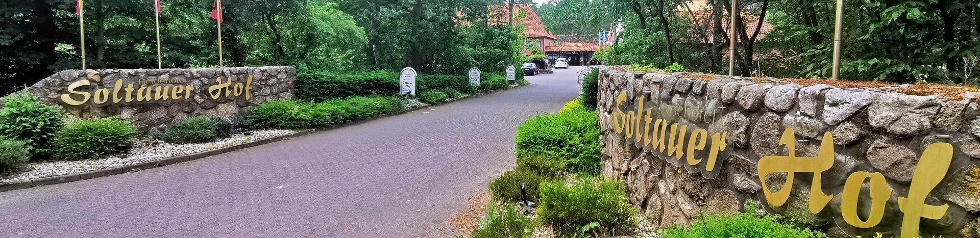 Erleben Sie erholsame Tage im charmanten Heidehotel Soltauer Hof am Stadtrand von Soltau in der wunderschönen Lüneburger Heide! Das Hotel verfügt über 58 komfortable Zimmer und bietet Ihnen einen großen Parkplatz direkt vor dem Eingang ? ideal für eine stressfreie Anreise. Genießen Sie die ländliche Ruhe und erkunden Sie die idyllische Umgebung. Perfekt für Ausflüge in die Natur oder einen Abstecher in die nahegelegene Stadt!