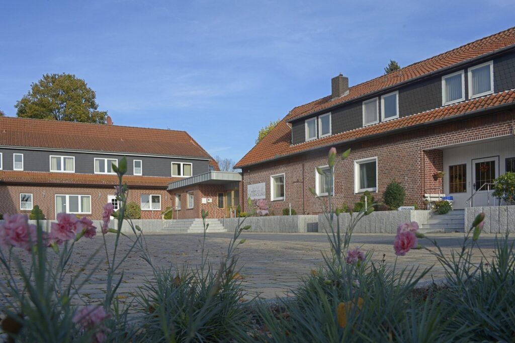 Als idealer Ausgangspunkt für ausgedehnte Fahrradtouren bietet sich das familiengeführtes Landhotel an. Die Fahrradwege beginnen vor der Haustüre und führen auf dem Allerradweg vorbei an Heideklästern und wunderschönen Landschaften.